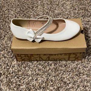 Bella Marie girls size 4 white dress shoe NWT.